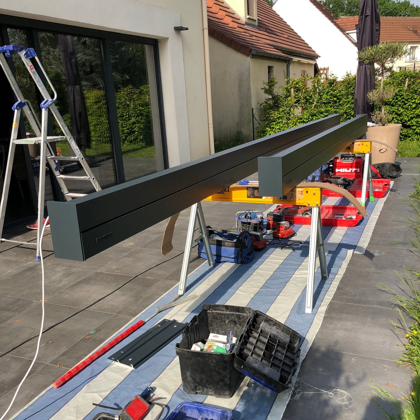 REALISATION STORES COFFRE B27 PLAQUÉS POUR TERRASSE - PLESSIS TREVISE (94)