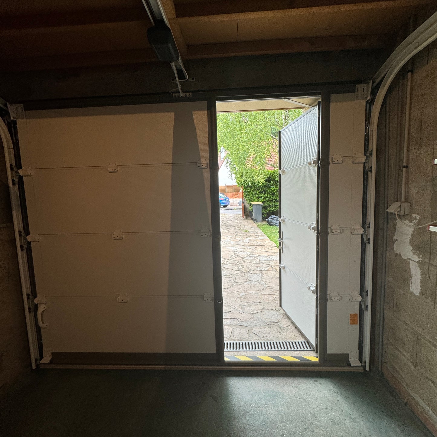 PORTE DE GARAGE SECTIONNELLE AVEC PORTILLON