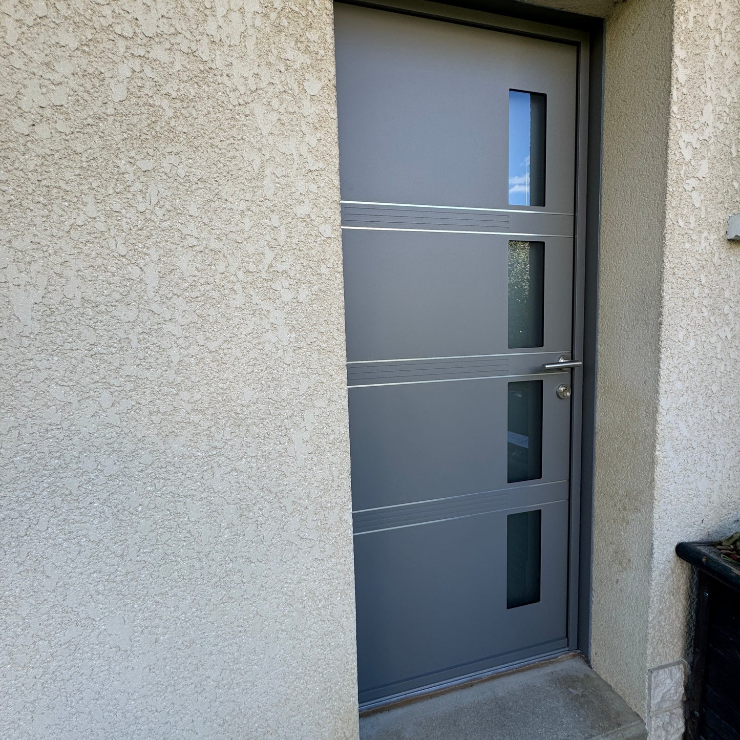 REMPLACEMENT D’UNE PORTE D’ENTRÉE EN ALUMINIUM GRIS 2100 SABLÉ À MAROLLES-EN-BRIE (94)