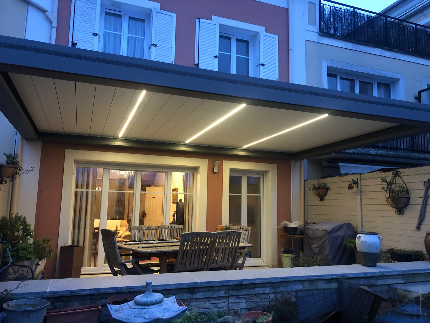 INSTALLATION D’UNE PERGOLA BIOCLIMATIQUE À THIAIS (94)