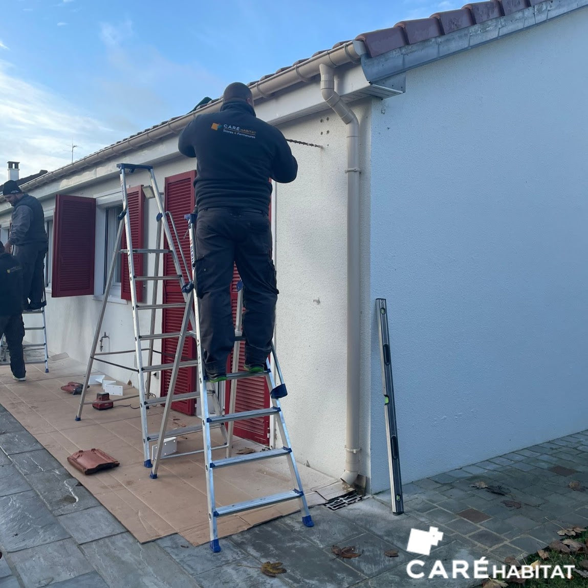 POSE D’UN STORE PERGOLA B128 - POSE SUR PLATINE SPÉCIALE - MENNECY (91), QUARTIER LEVITT