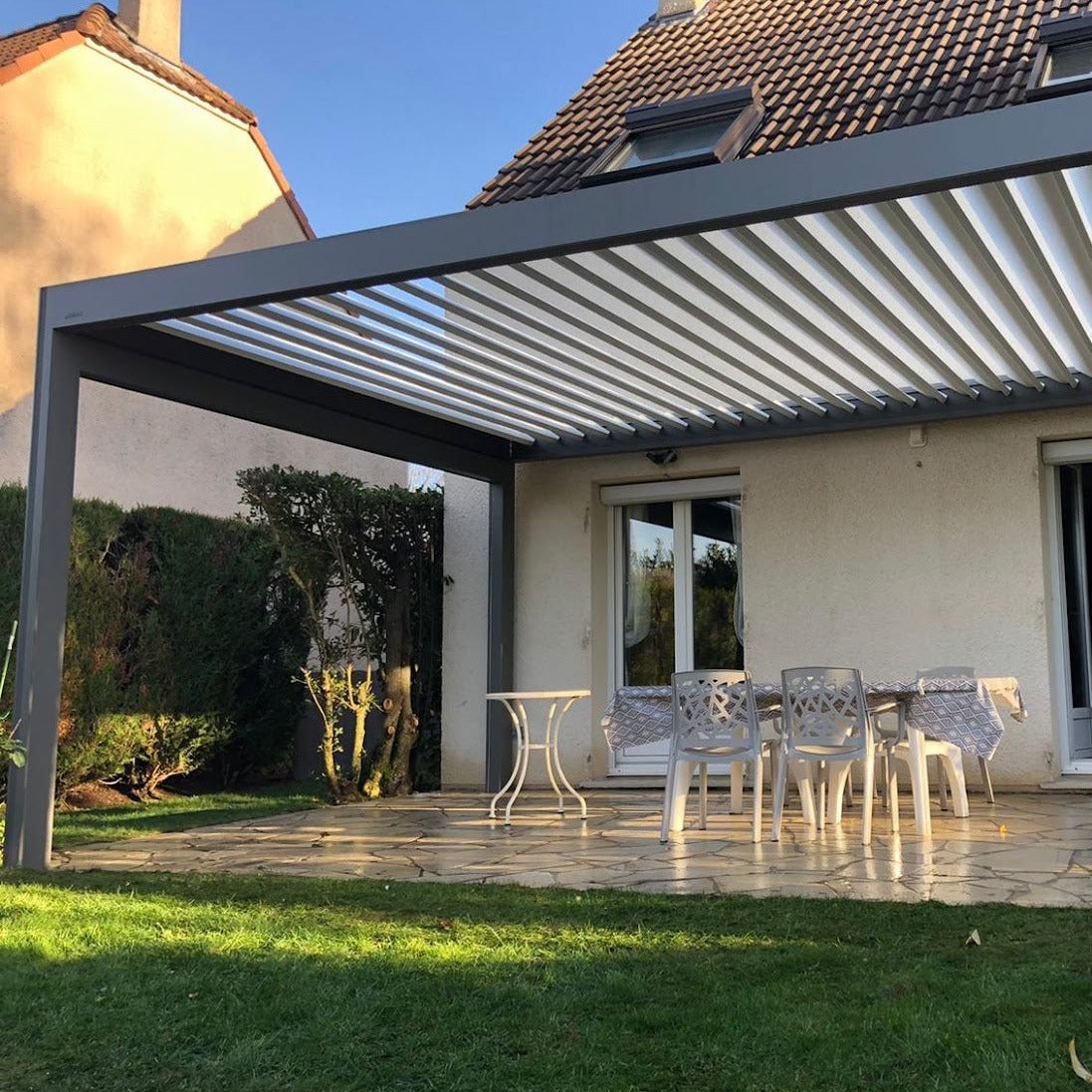 POSE D'UNE  PERGOLA BIOCLIMATIQUE BRUSTOR B150 A SAINT GERMAIN LES CORBEIL -91