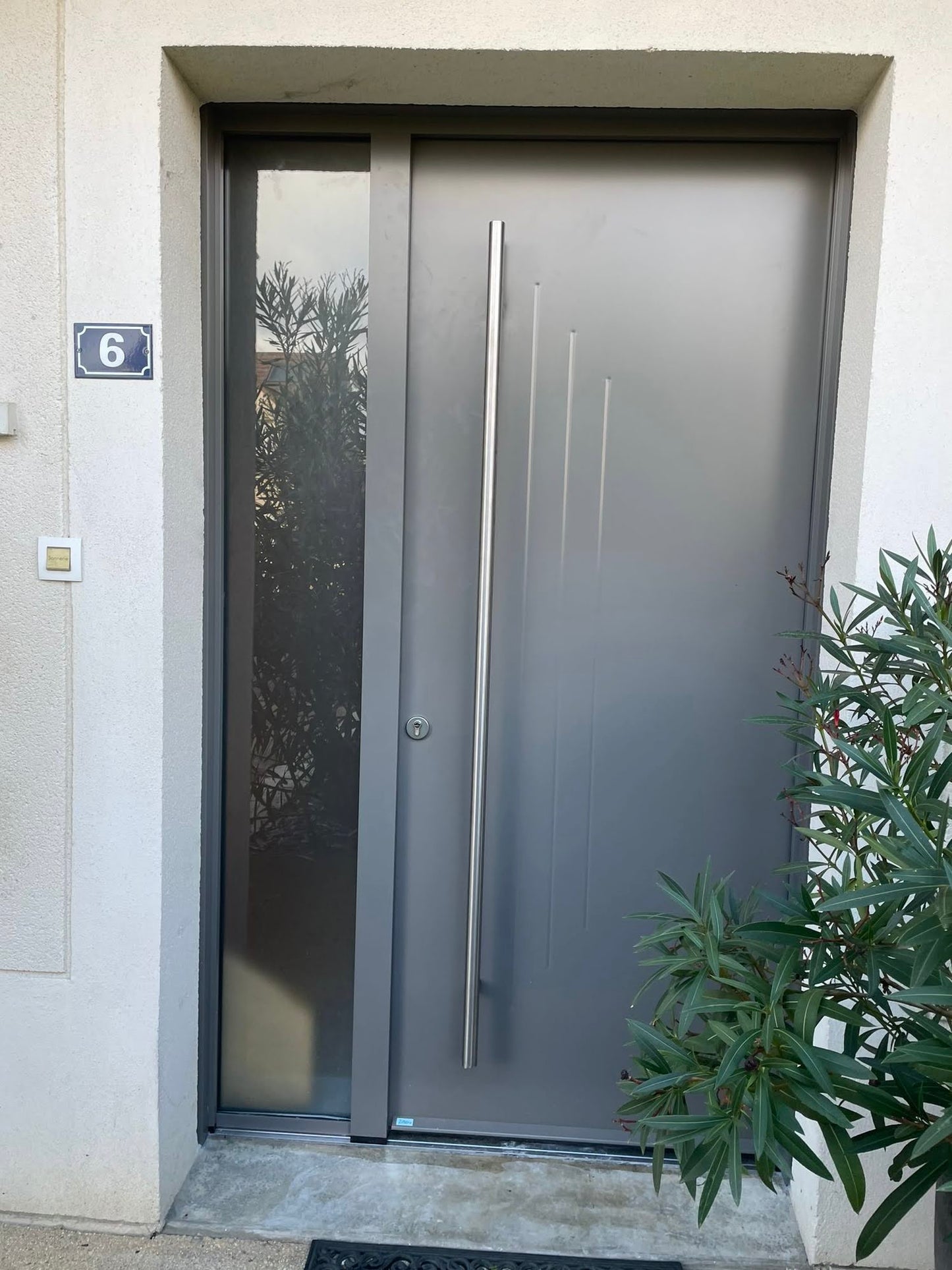 REMPLACEMENT D’UNE PORTE EN ALUMINIUM ET D’UNE PORTE SECTIONNELLE RAL 7016 À MAROLLES-EN-BRIE (94)