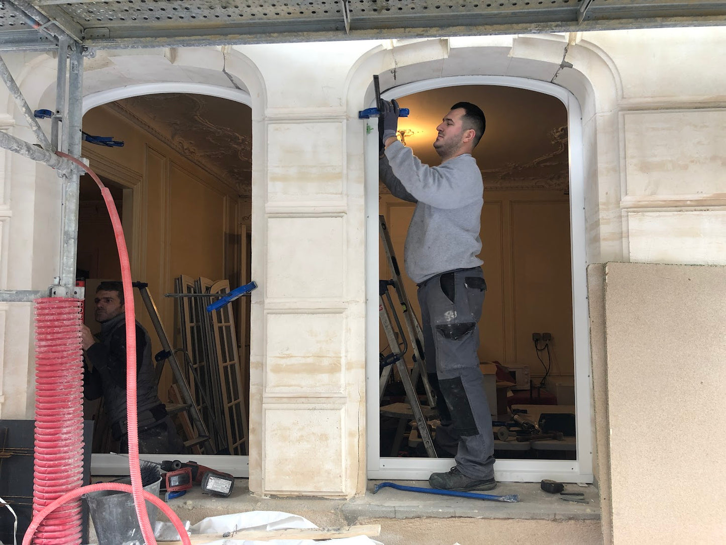 INSTALLATION FENÊTRES BOIS ET  RÉNOVATION DES PERSIENNES METALLIQUE SUR IMMEUBLE PARISIEN (75)