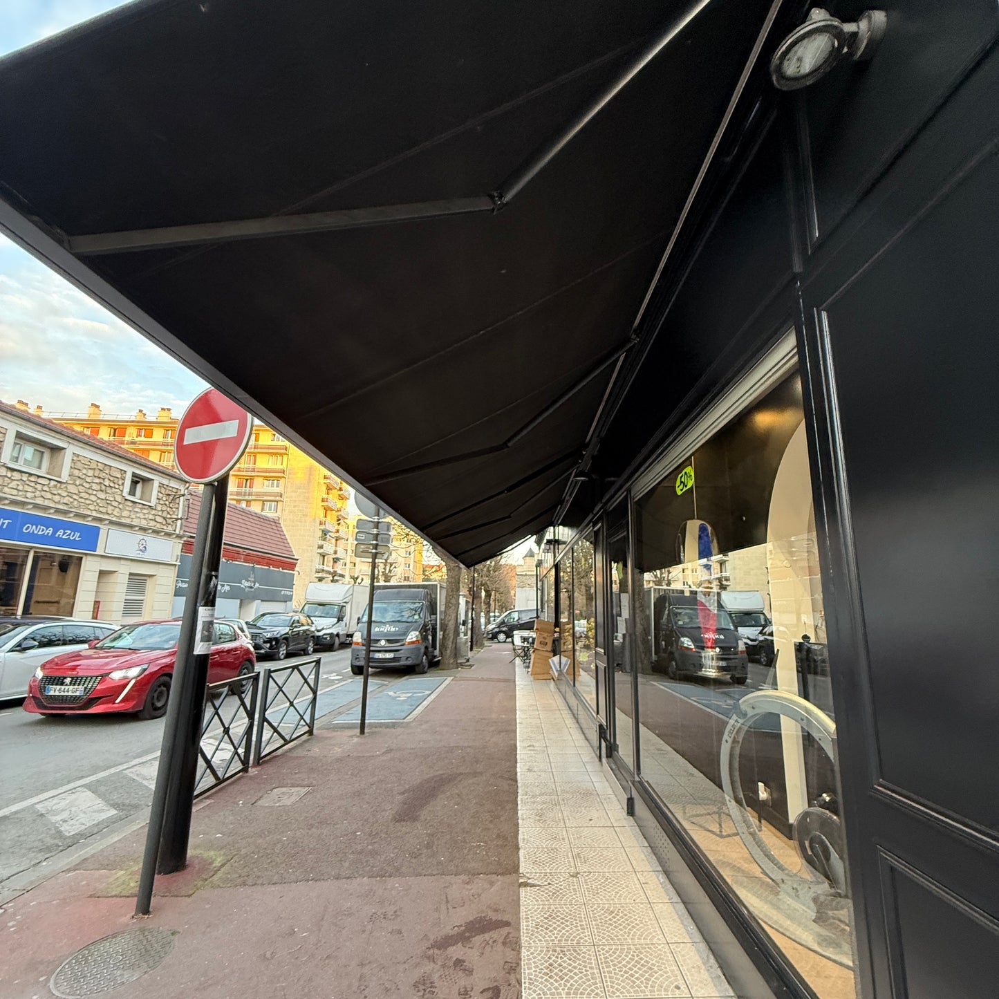 STORE B27 : INSTALLATION D’UN STORE COFFRE À PONTAULT-COMBAULT (77)