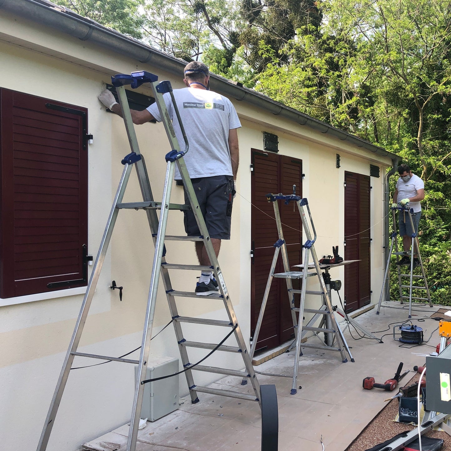 INSTALLATION STORE COFFRE BANNE TERRASSE - MENNECY (91)