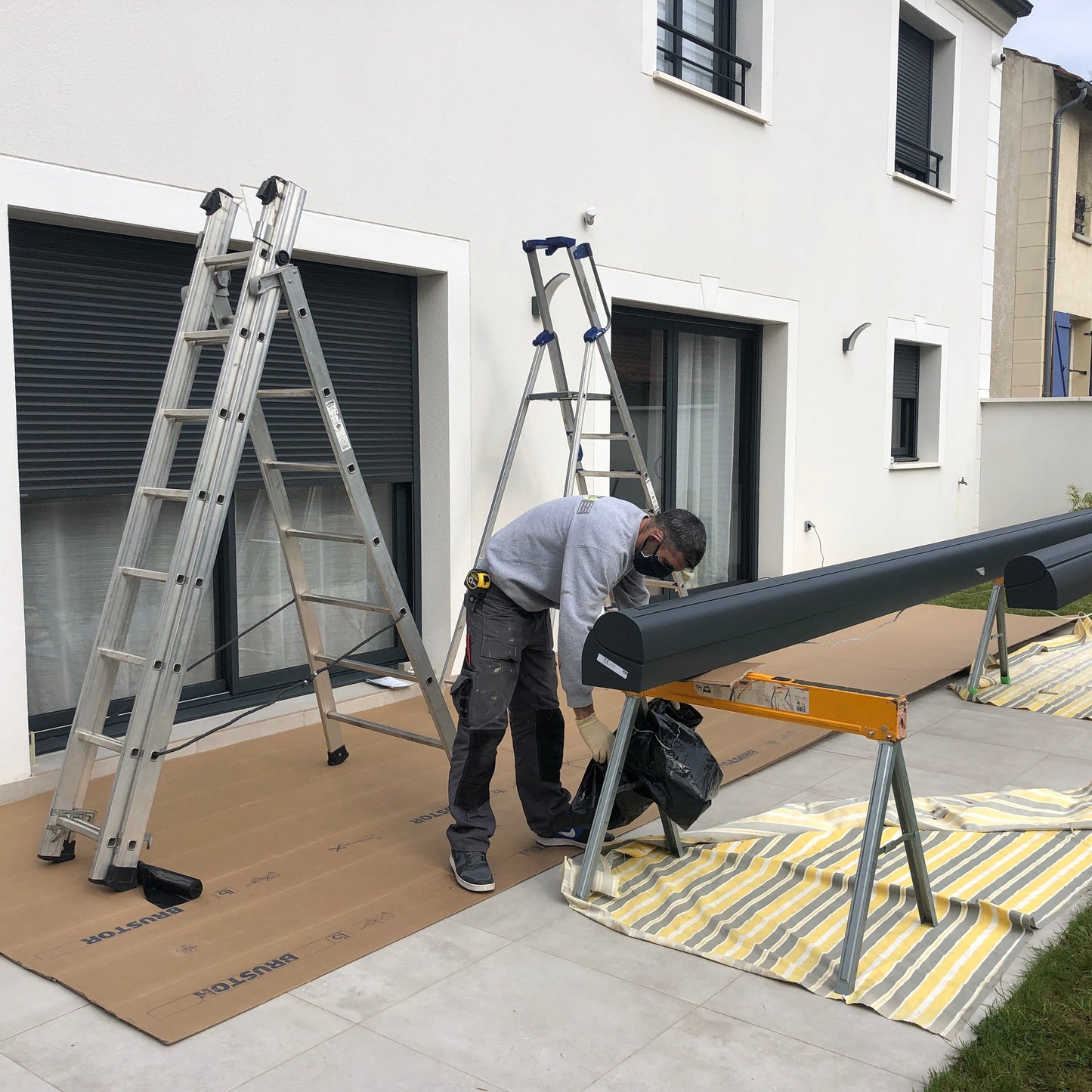 REALISATION DE 3 STORES COFFRE TERRASSE AVEC LAMBREQUIN DEROULABLE - YERRES (91)