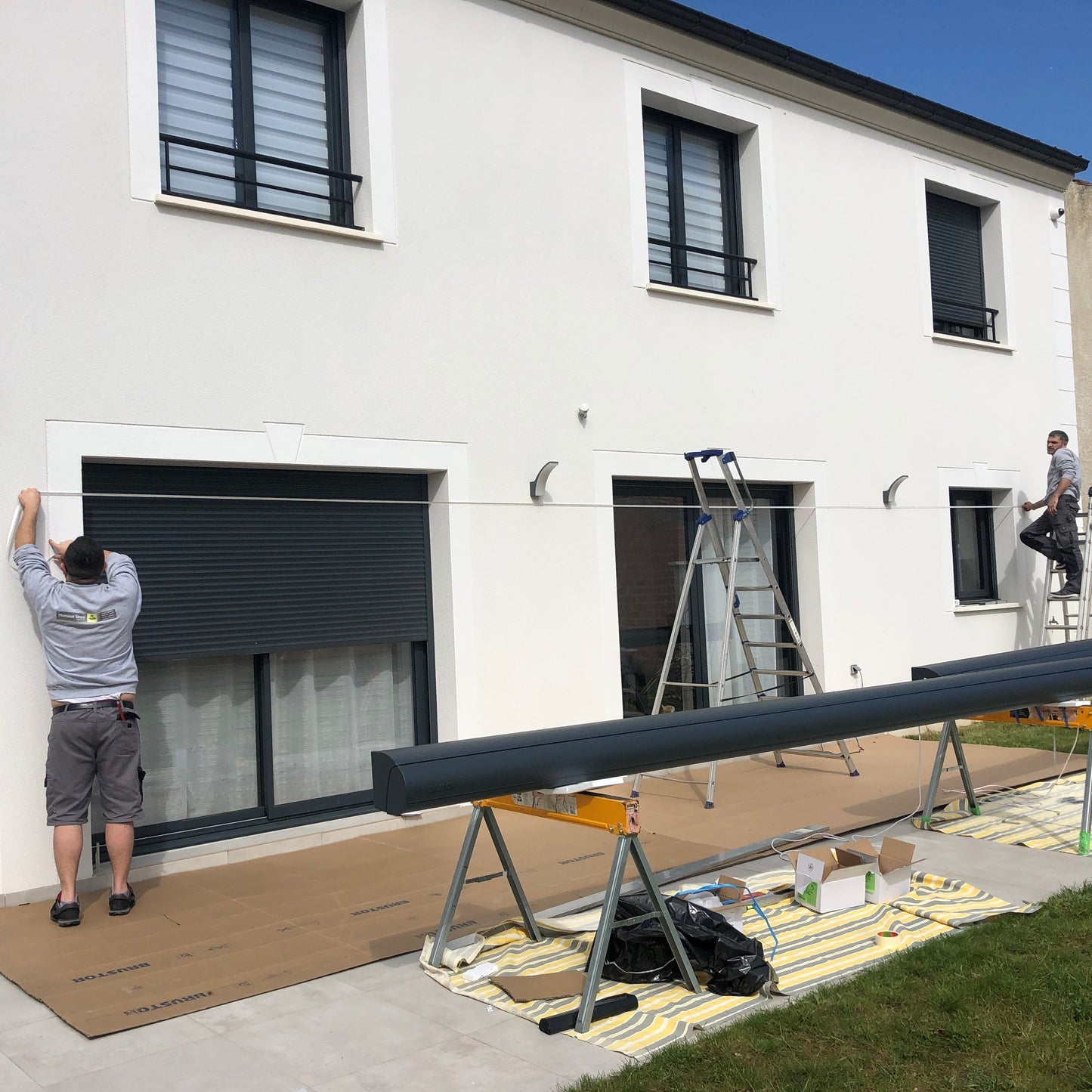 REALISATION DE 3 STORES COFFRE TERRASSE AVEC LAMBREQUIN DEROULABLE - YERRES (91)