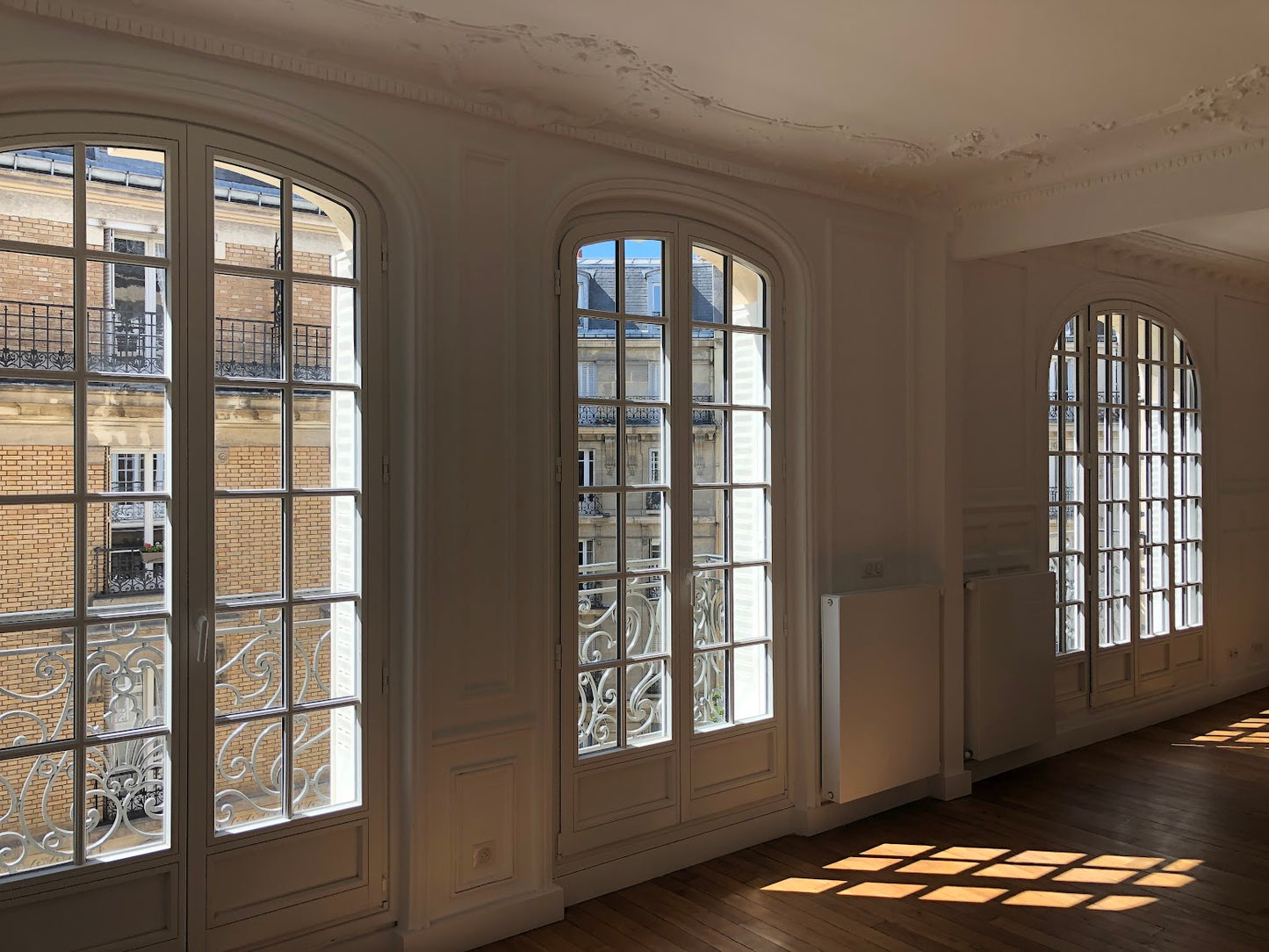 INSTALLATION FENÊTRES BOIS ET  RÉNOVATION DES PERSIENNES METALLIQUE SUR IMMEUBLE PARISIEN (75)