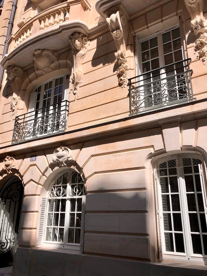 INSTALLATION FENÊTRES BOIS ET  RÉNOVATION DES PERSIENNES METALLIQUE SUR IMMEUBLE PARISIEN (75)