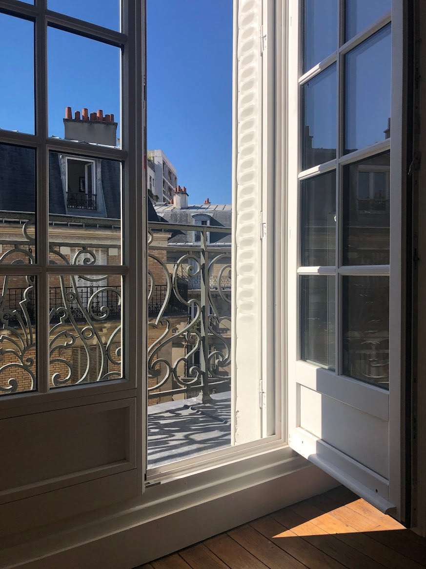 INSTALLATION FENÊTRES BOIS ET  RÉNOVATION DES PERSIENNES METALLIQUE SUR IMMEUBLE PARISIEN (75)