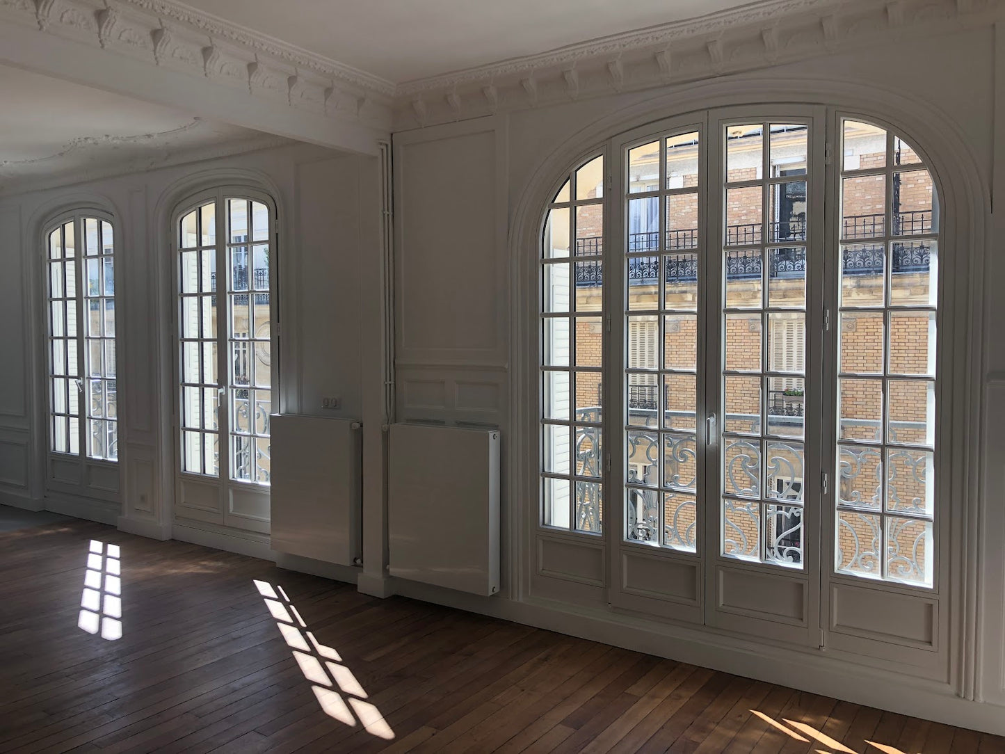 INSTALLATION FENÊTRES BOIS ET  RÉNOVATION DES PERSIENNES METALLIQUE SUR IMMEUBLE PARISIEN (75)