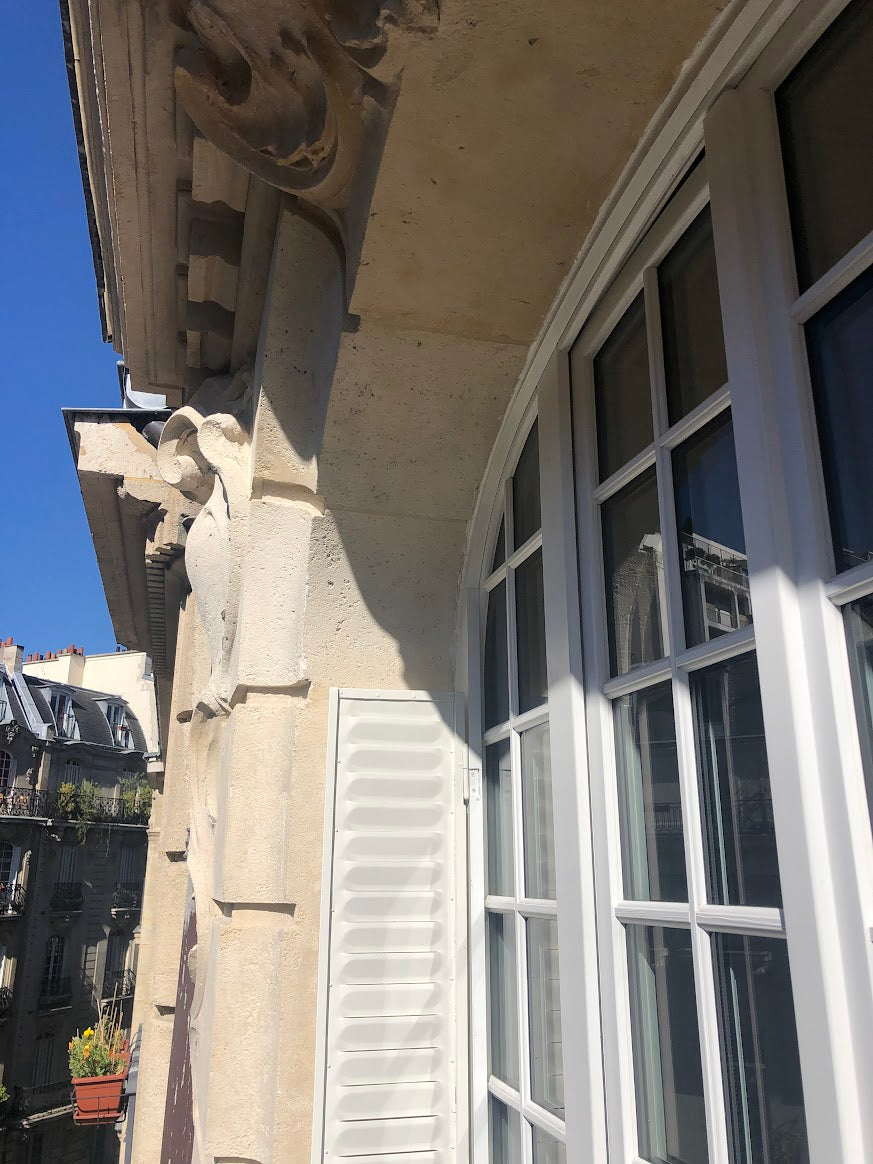 INSTALLATION FENÊTRES BOIS ET  RÉNOVATION DES PERSIENNES METALLIQUE SUR IMMEUBLE PARISIEN (75)