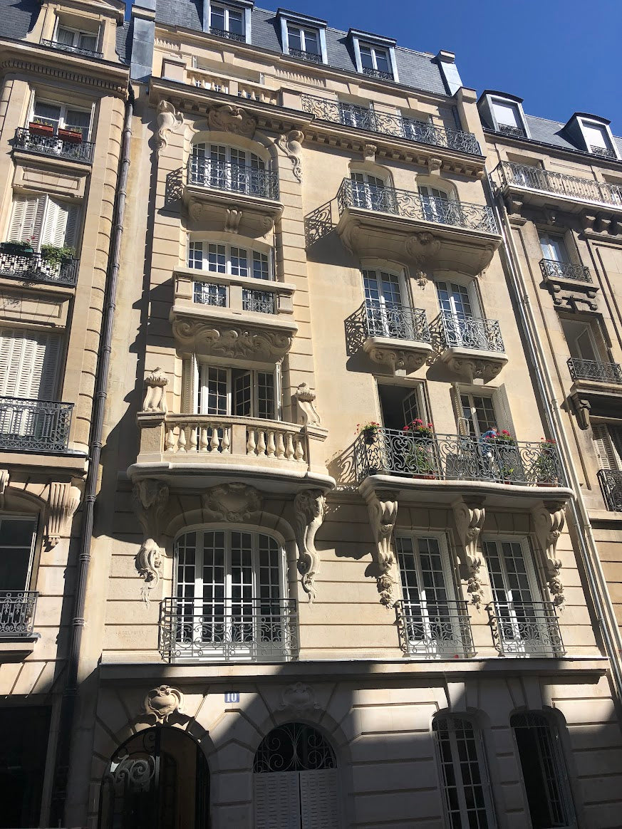 INSTALLATION FENÊTRES BOIS ET  RÉNOVATION DES PERSIENNES METALLIQUE SUR IMMEUBLE PARISIEN (75)