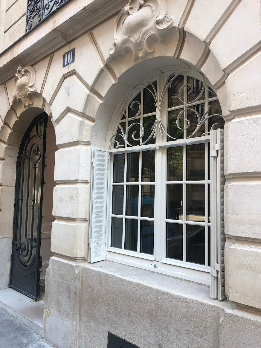 INSTALLATION FENÊTRES BOIS ET  RÉNOVATION DES PERSIENNES METALLIQUE SUR IMMEUBLE PARISIEN (75)