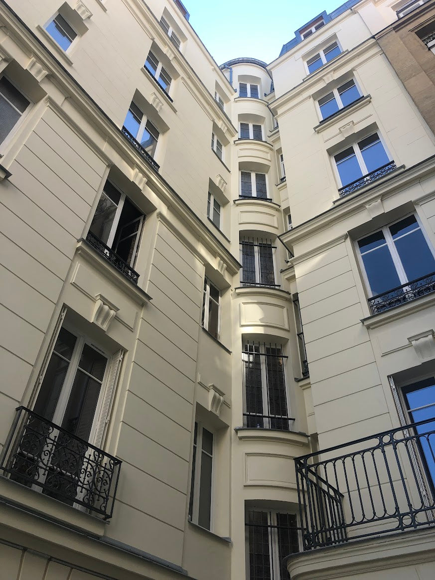 INSTALLATION FENÊTRES BOIS ET  RÉNOVATION DES PERSIENNES METALLIQUE SUR IMMEUBLE PARISIEN (75)