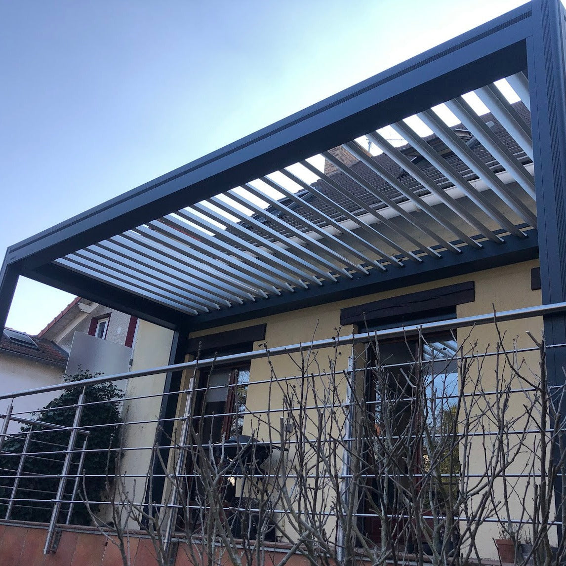 INSTALLATION PERGOLA BIOCLIMATIQUE B200 XL ET ENSEMBLE DE GARDE CORP INOX - NOGENT SUR MARNE - 94