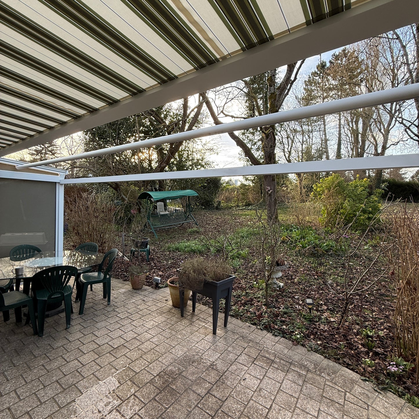 STORE PERGOLA PONTAULT-COMBAULT (77)