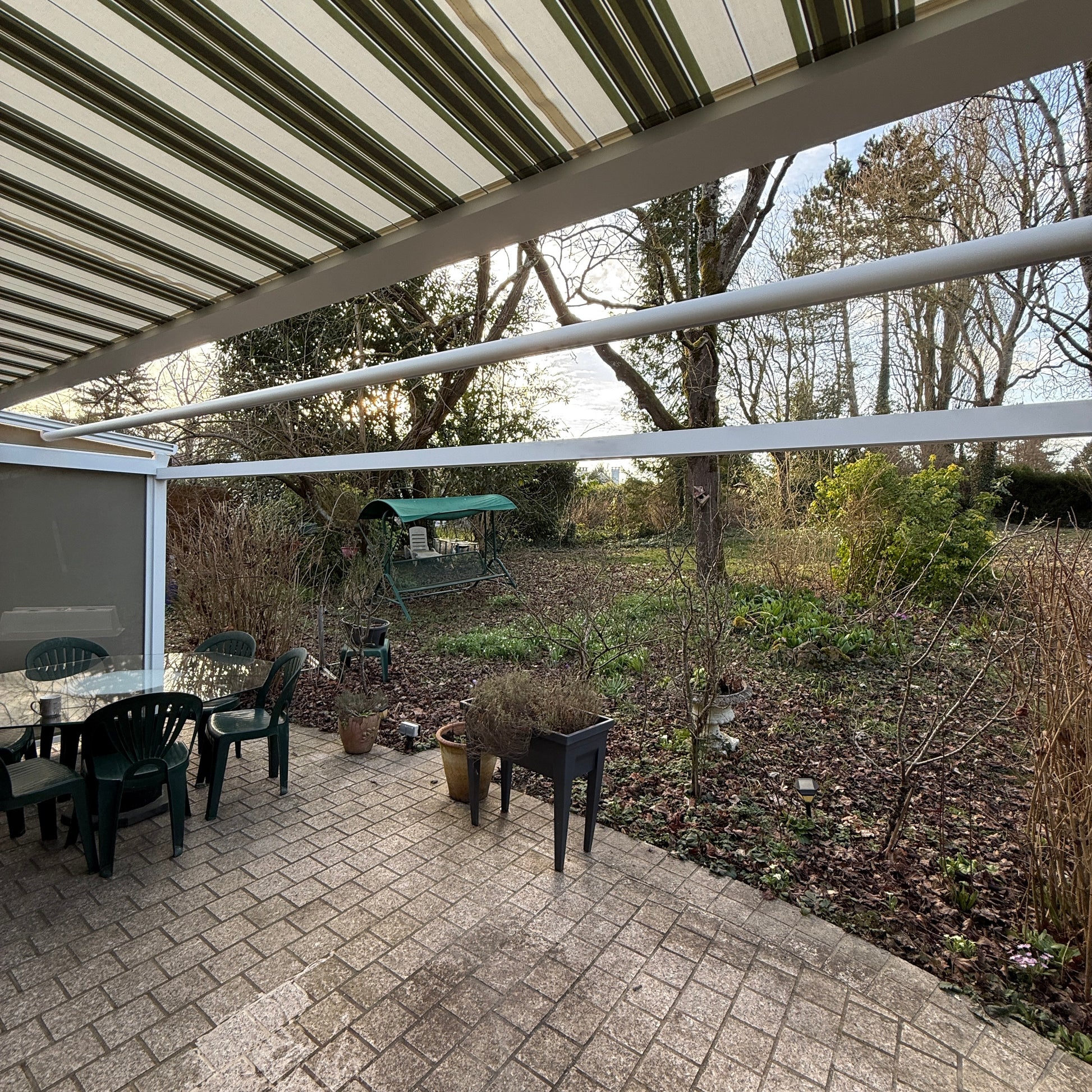 STORE PERGOLA PONTAULT-COMBAULT (77)