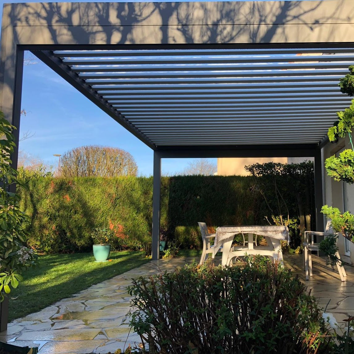 POSE D'UNE  PERGOLA BIOCLIMATIQUE BRUSTOR B150 A SAINT GERMAIN LES CORBEIL -91